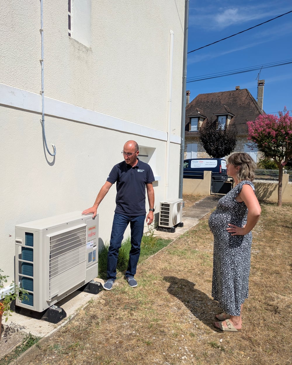 Jérémy Tessier explique le fonctionnement d'une climatisation après son installation